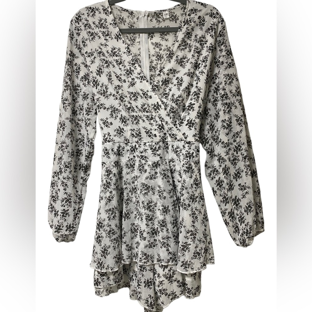 NWOT ADORABLE romper!!🖤🤍 - Picture 2 of 3